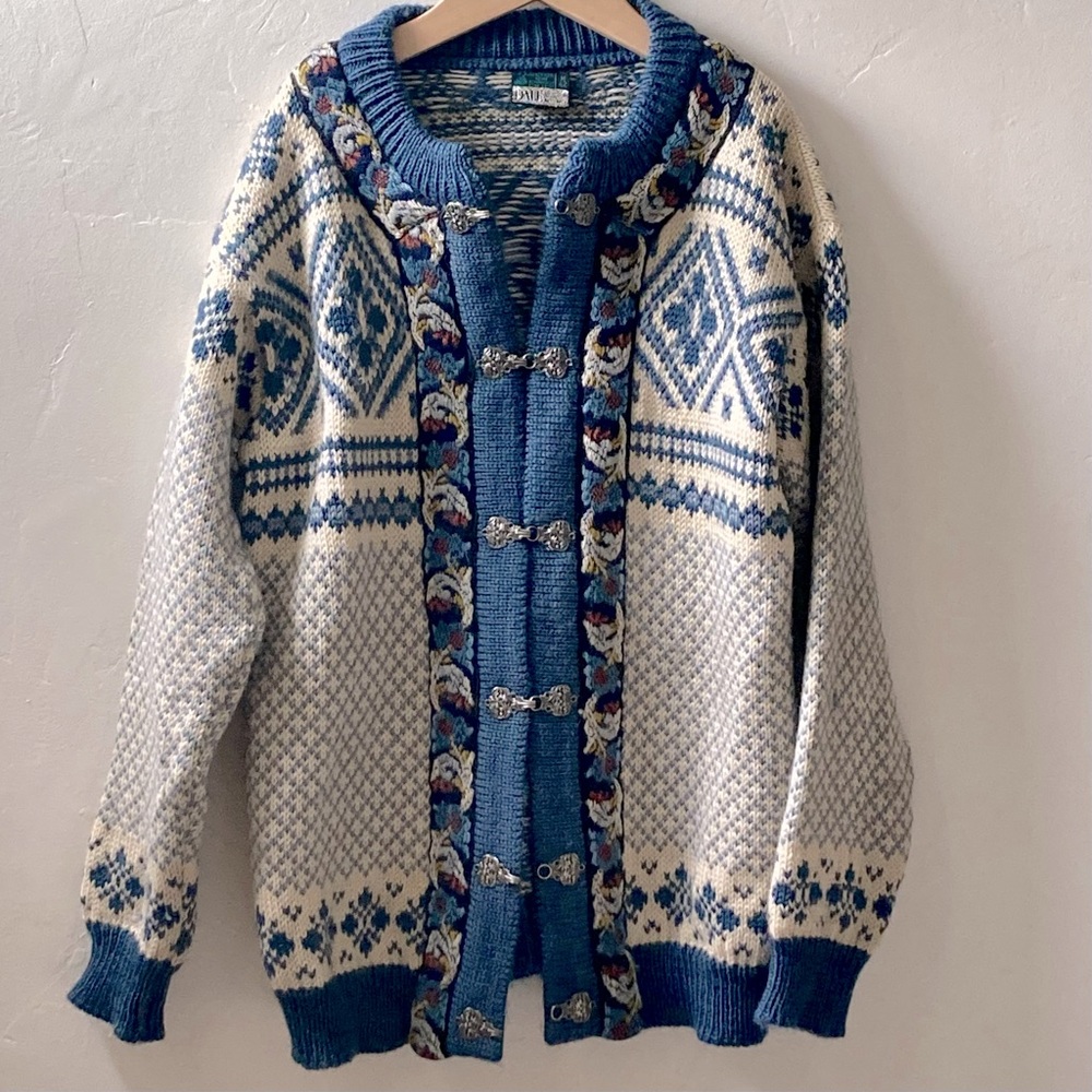 Vintage Dale of Norway size 42 (XS/S) Sweater with Pewter Clasps